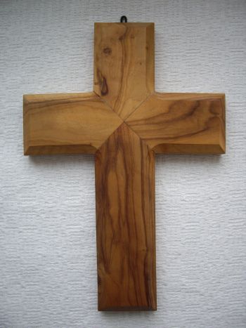 Po werdykcie sądu w Strasburgu potępiającym obecność krzyża w klasie warto zadać sobie pytanie o obecność znaku wartości uniwersalnych w których kształci się uczniów. Autor proponuje atesitom akceptację krzyża jako znaku kultury w której żyjemy.